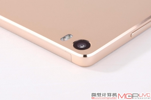 P8max的后置摄像头采用了与P8一样的搭载RGBW传感器索尼IMX278的1300万像素摄像头,而且因为超大屏幕的清晰效果,拍照体验更好。 P8max的后置摄像头采用了与P8一样的搭载RGBW传感器索尼IMX278的1300万像素摄像头,而且因为超大屏幕的清晰效果,拍照体验更好。